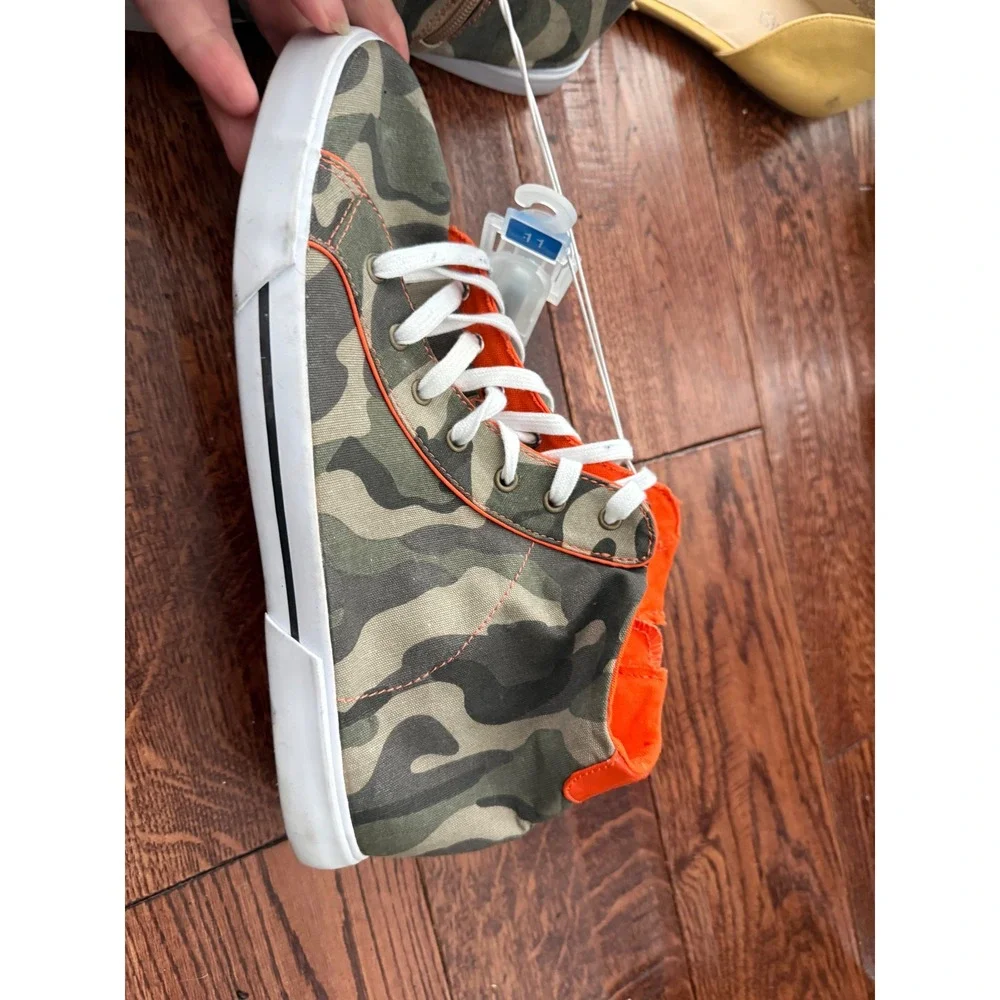 Lot of 2 High Top Sneakers Camo Star Print Size 11 Y2K Emo Grunge Skater